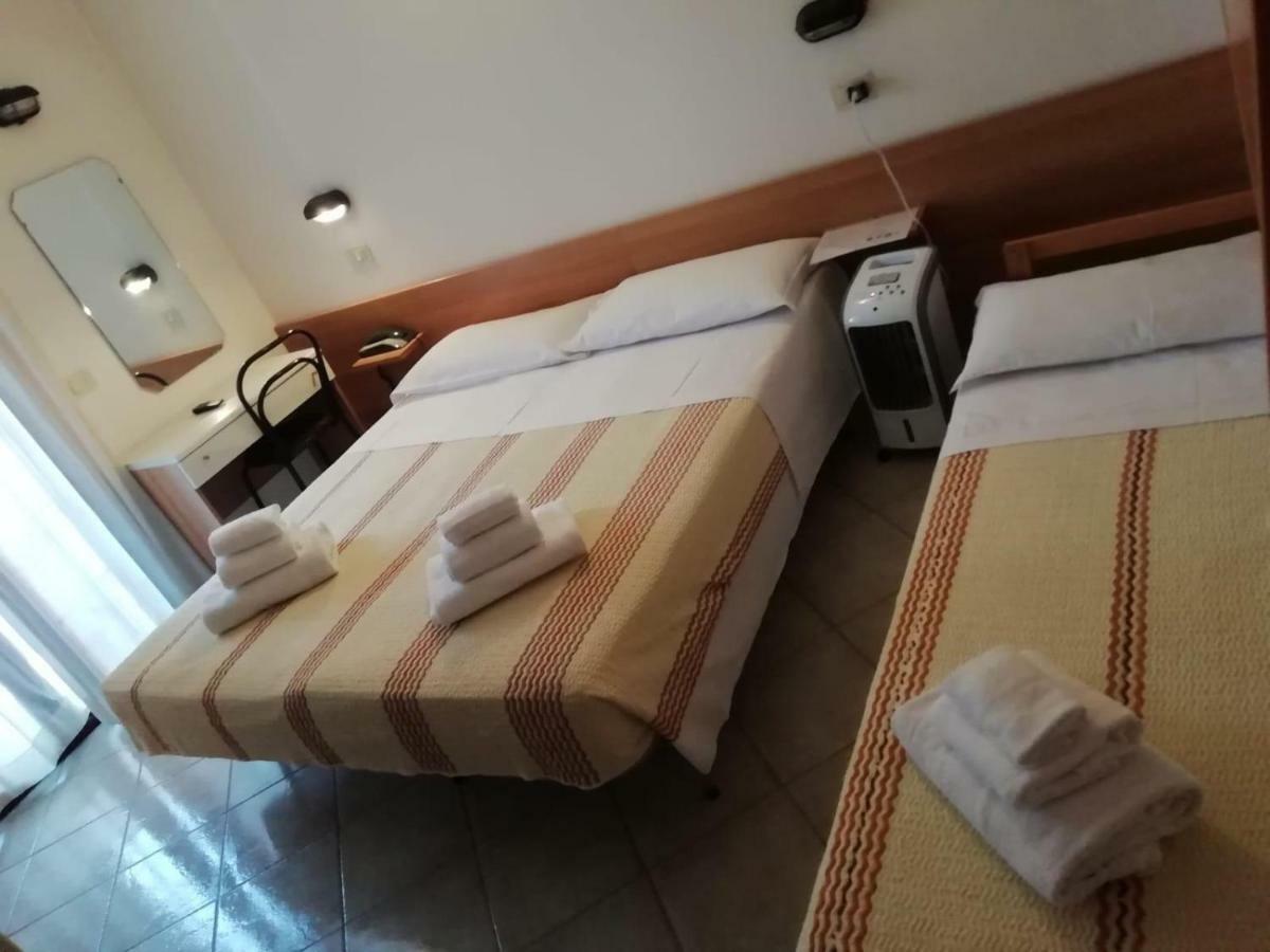 Hotel Giovane Italia Rimini Extérieur photo