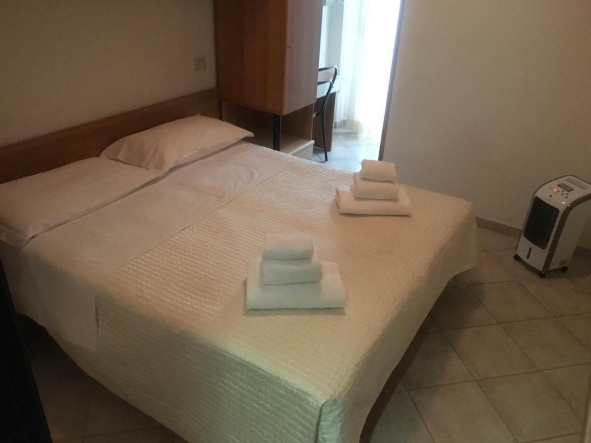 Hotel Giovane Italia Rimini Extérieur photo